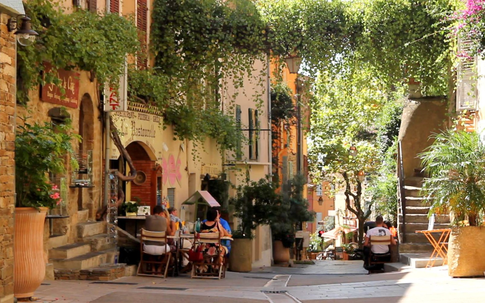 France without crowds of tourists: which cities to visit for those who prefer coziness