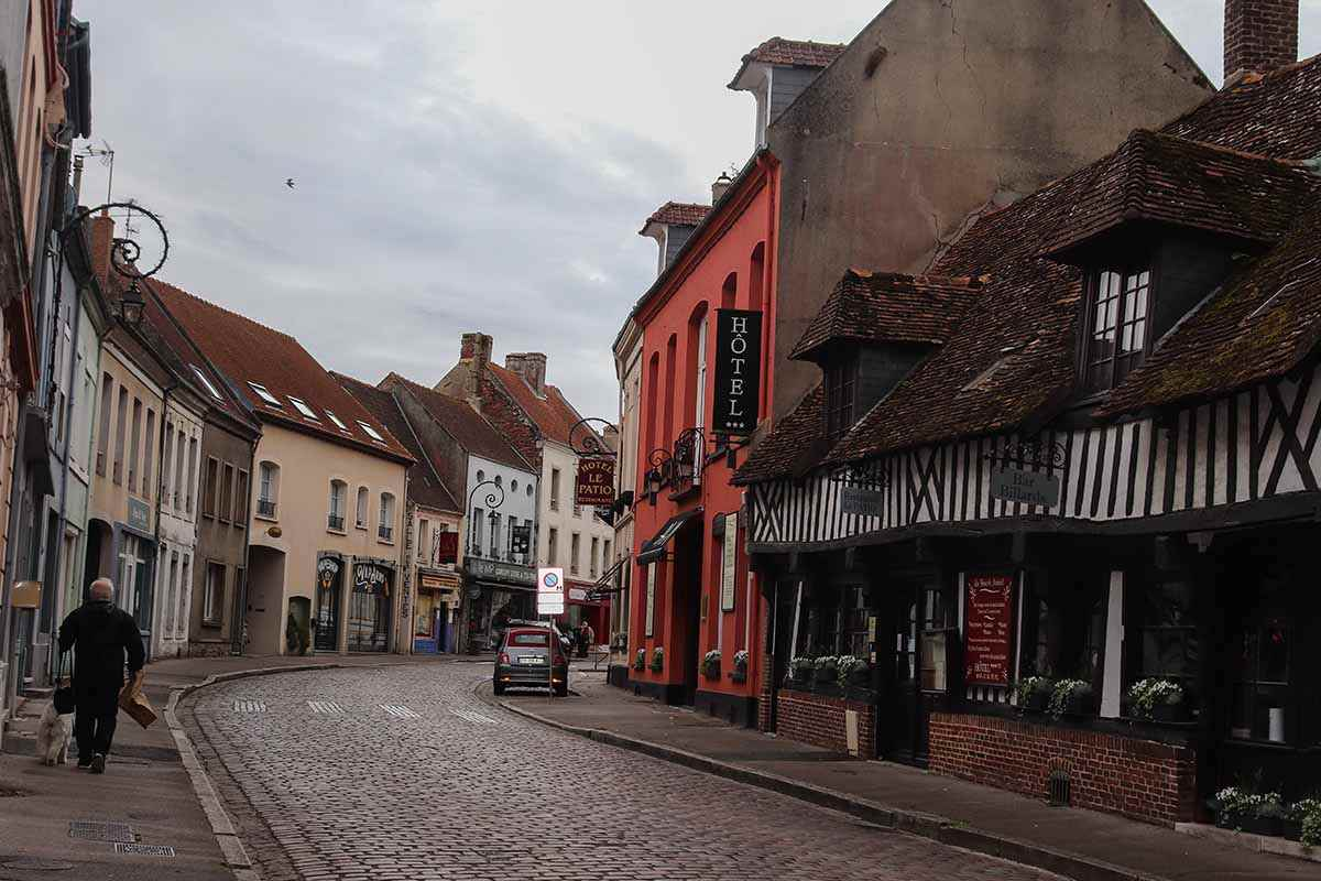 France without crowds of tourists: which cities to visit for those who prefer coziness