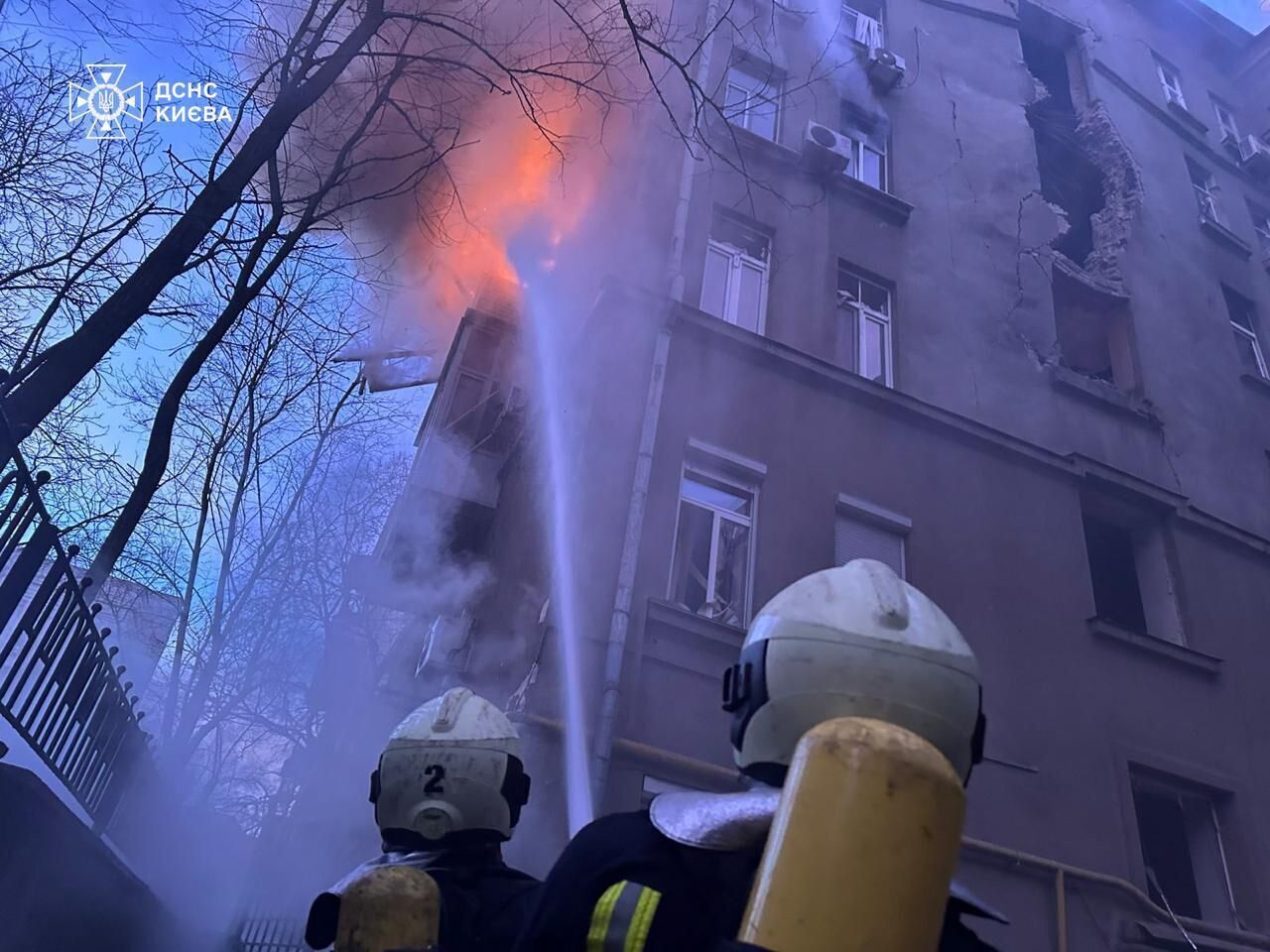 Okupanci zaatakowali Kijów dronami pierwszego dnia nowego roku: wybuchły pożary, są zniszczenia, zabici i ranni. Zdjęcia i wideo
