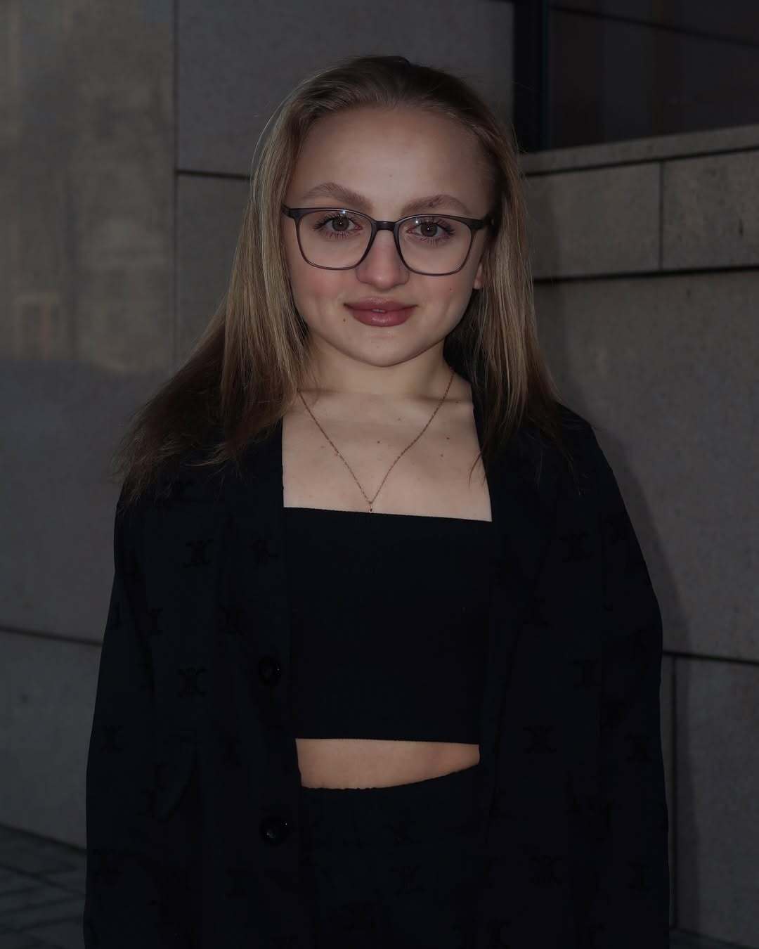 Найнижча блогерка України зростом 110 см підкорила TikTok своїми танцями: який вигляд має 20-річна Владислава. Відео 