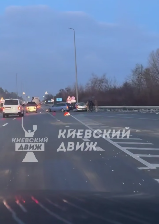 Понад 20 ДТП: на трасі Київ – Житомир через ожеледицю сталася масова аварія. Фото і відео