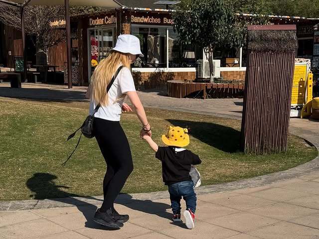 Lindsay Lohan po raz pierwszy pokazała swojego 1,5-rocznego syna podczas powrotu do zdrowia po uzależnieniu od narkotyków i alkoholu