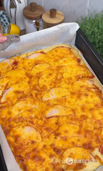 Pizza ''Minute'' on kefir: no need to roll out the dough