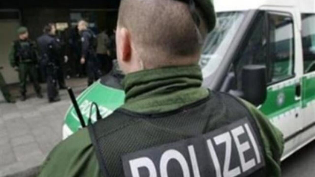 У Німеччині невідомий захопив 12 заручників в кафе