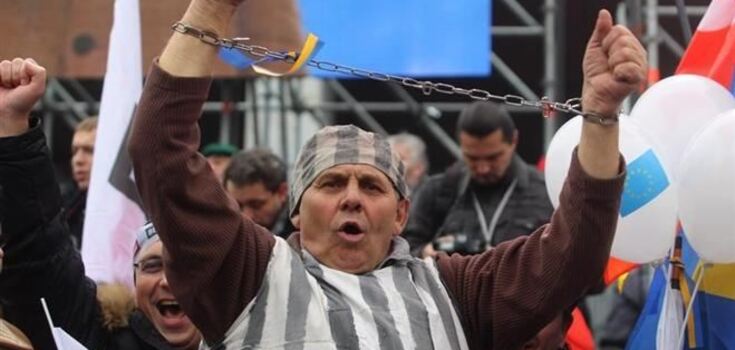 Учасники Евромайдана пікетують Кабмін з криками "Ганьба!"