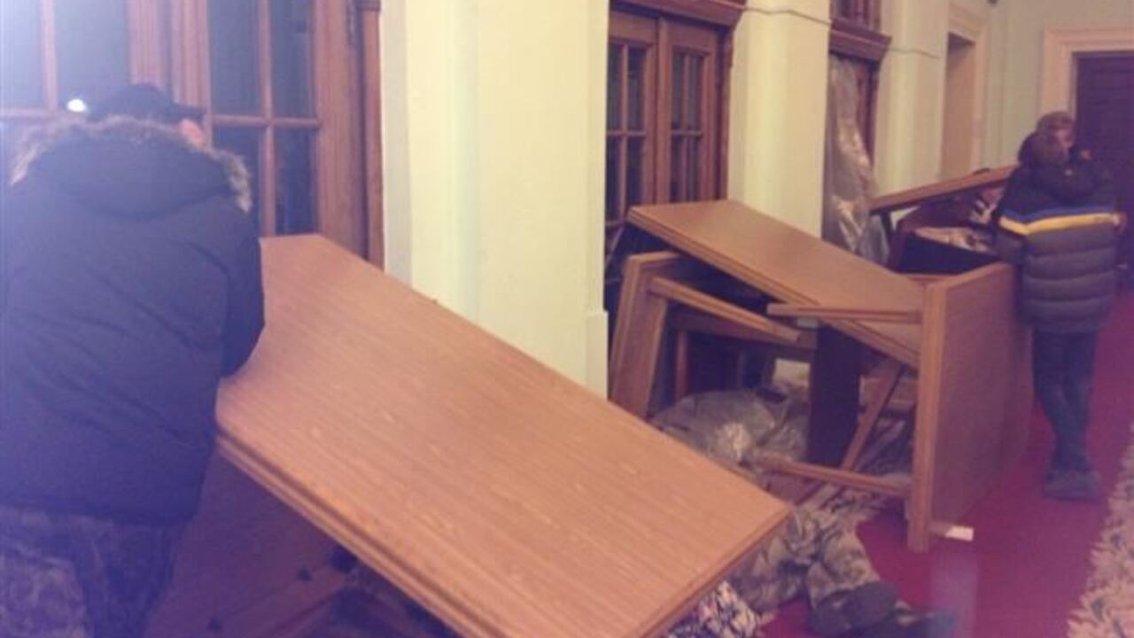 В здании КГГА осталось около 400 активистов
