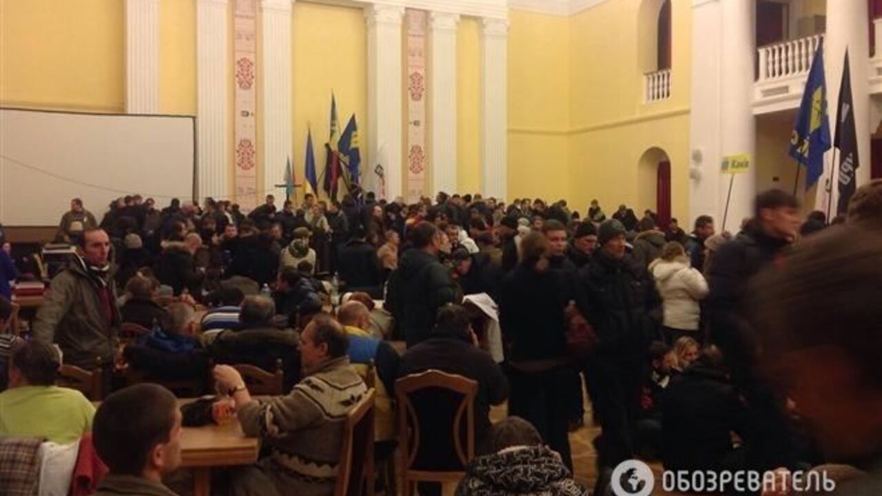 Милиция грозит применить силу, если люди не покинут админздания