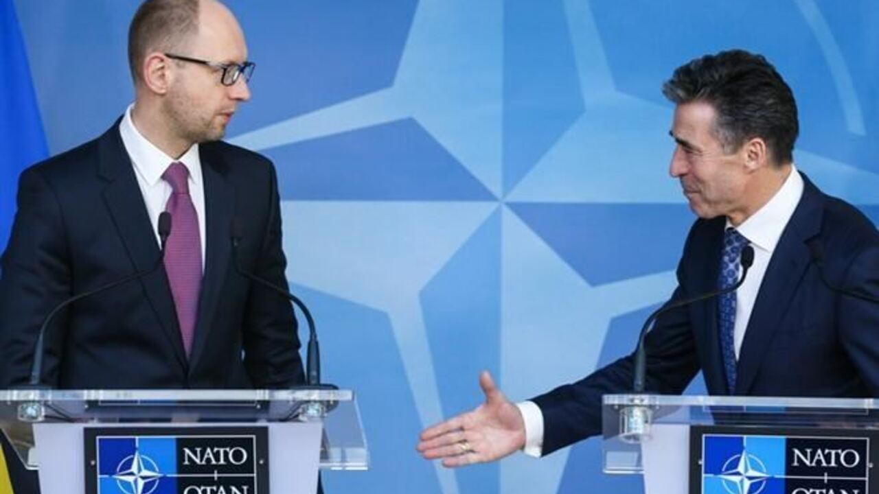 Украина не обсуждает членство в НАТО - Яценюк