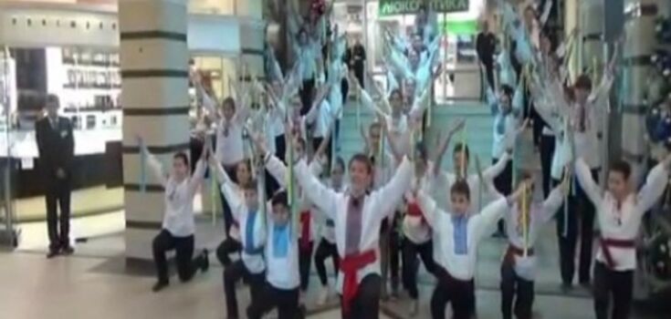 В киевском ТРЦ провели патриотический флешмоб: опубликовано видео