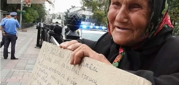 "Бл**ь деревенская": полковник оскорбил бабушку за протест под Радой