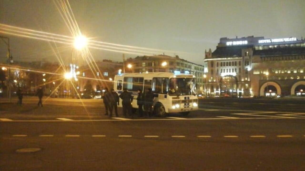 В Москве участников акции в поддержку Савченко затолкали в автозак. Фотофакт