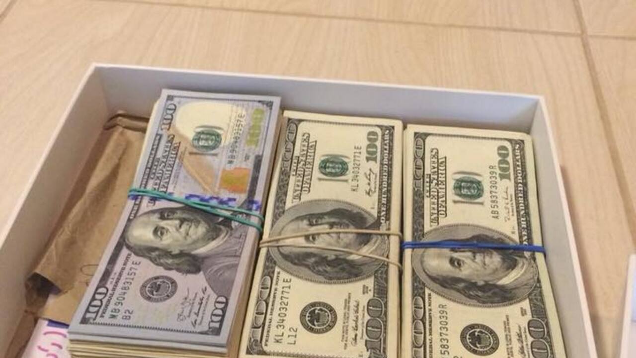 Долари коробкою: чиновниця Мін'юсту погоріла на великому хабарі