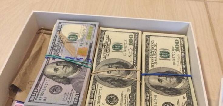 Долари коробкою: чиновниця Мін'юсту погоріла на великому хабарі