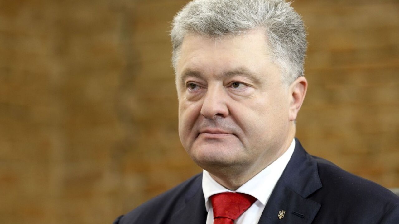 А картины вернут? Друзья Путина лишили Порошенко почетного звания 