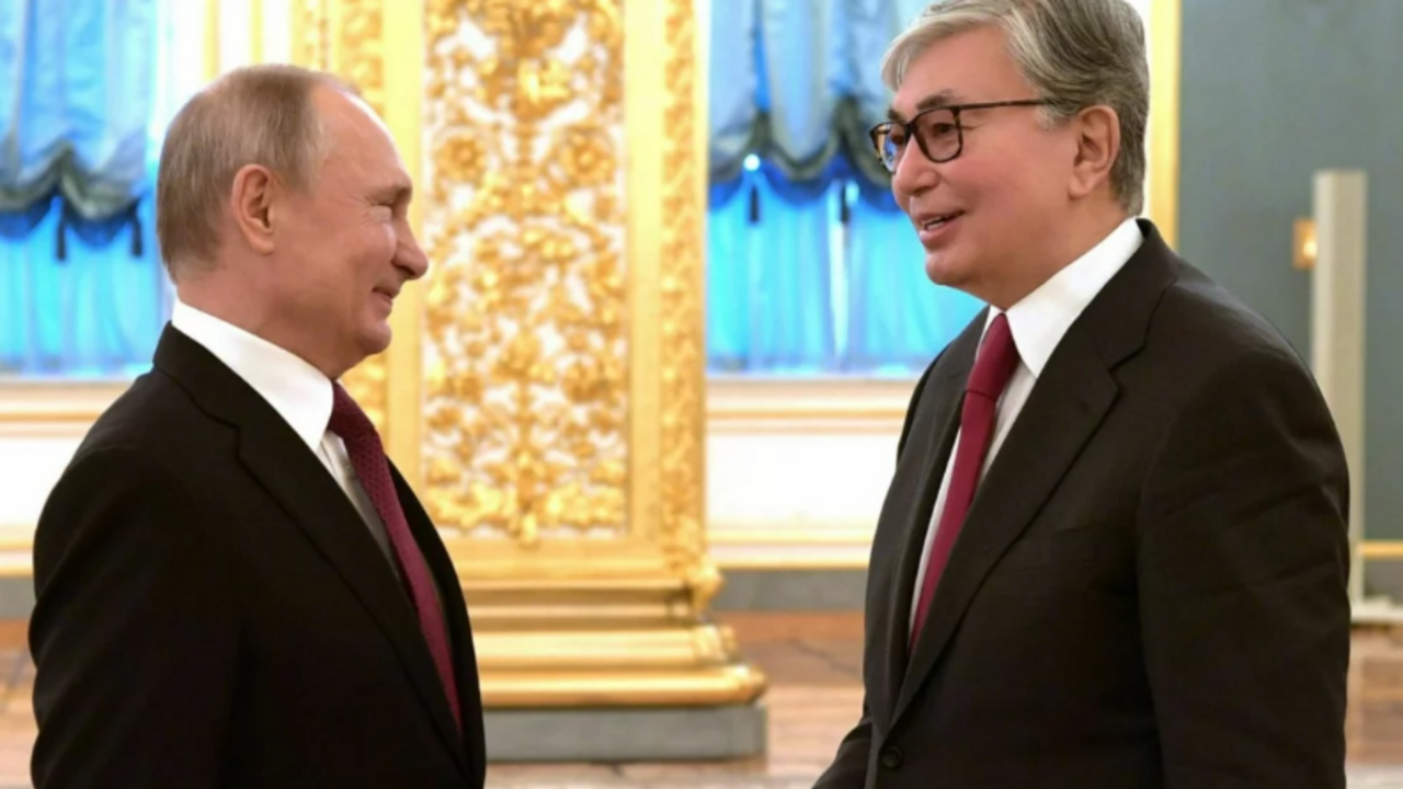 Президент Казахстану попався на невмілому фотошопі: ЗМІ у захваті