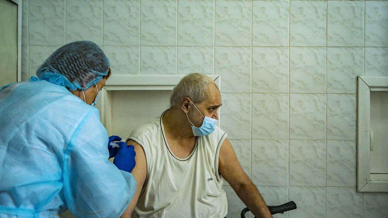 В Україні розглядають варіант вакцинації проти коронавірусу трьома дозами. Відео