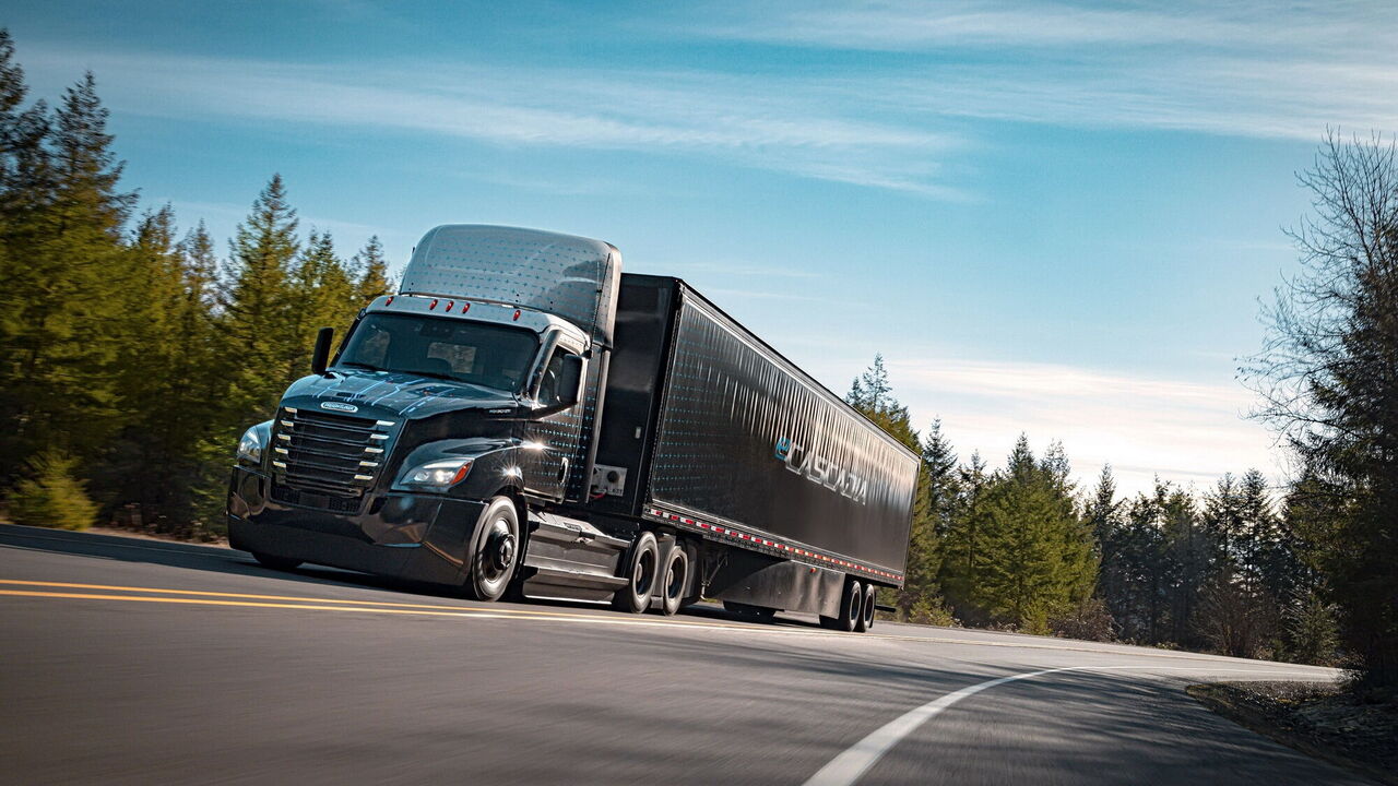 У США розпочався випуск електричного тягача Freightliner