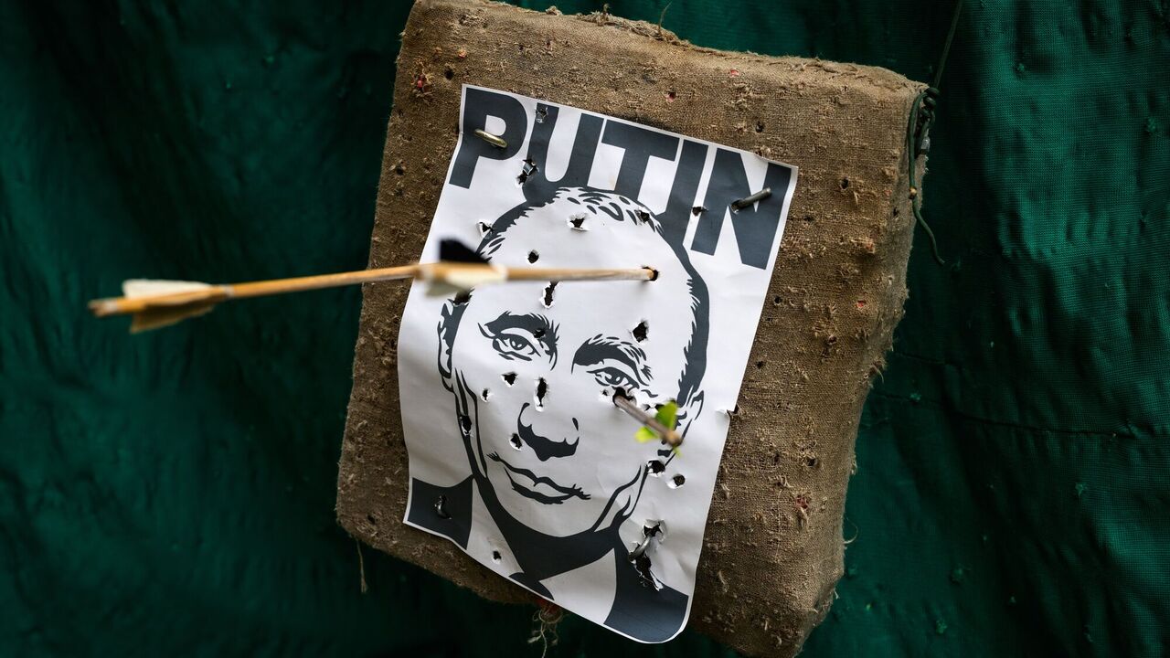 В сети показали гроб для Путина и его портрет с черной лентой