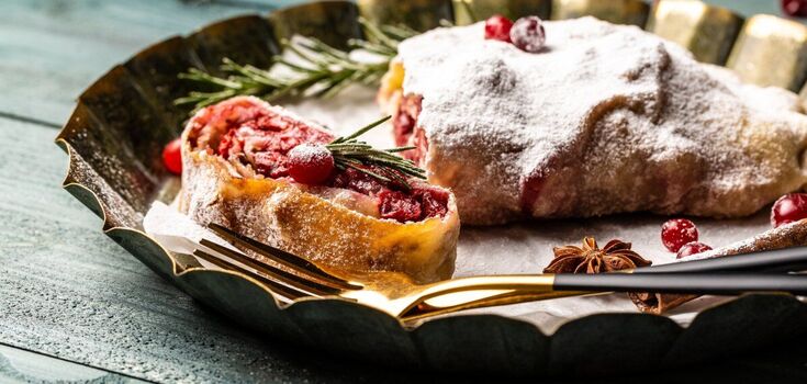 Prosty strudel z wiśniami bez wyrabiania zamiast ciast i ciastek