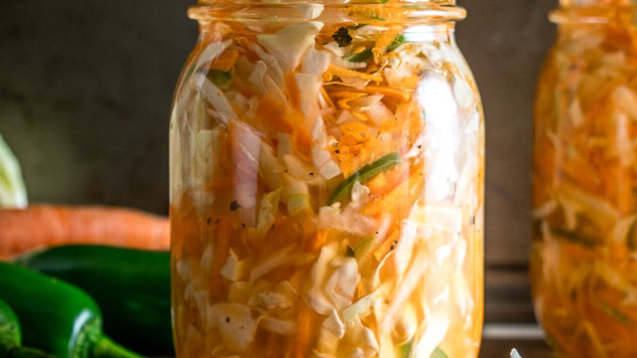 What a delicious salad to make with fresh kale: the vegetable remains crispy