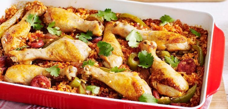 How to cook delicious chicken drumsticks with vegetables and rice in the oven