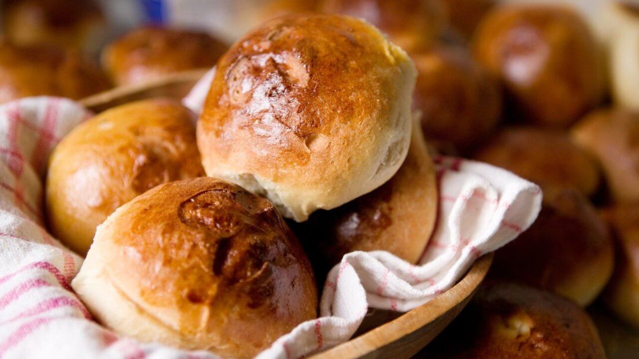 Soft as fluff and not stale for a long time: a recipe for homemade buns with apples and cinnamon