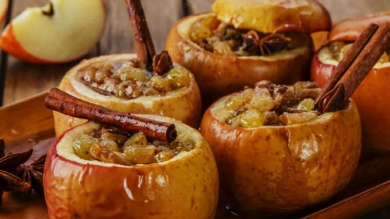 How to bake pears and apples with cottage cheese: a healthy seasonal dessert