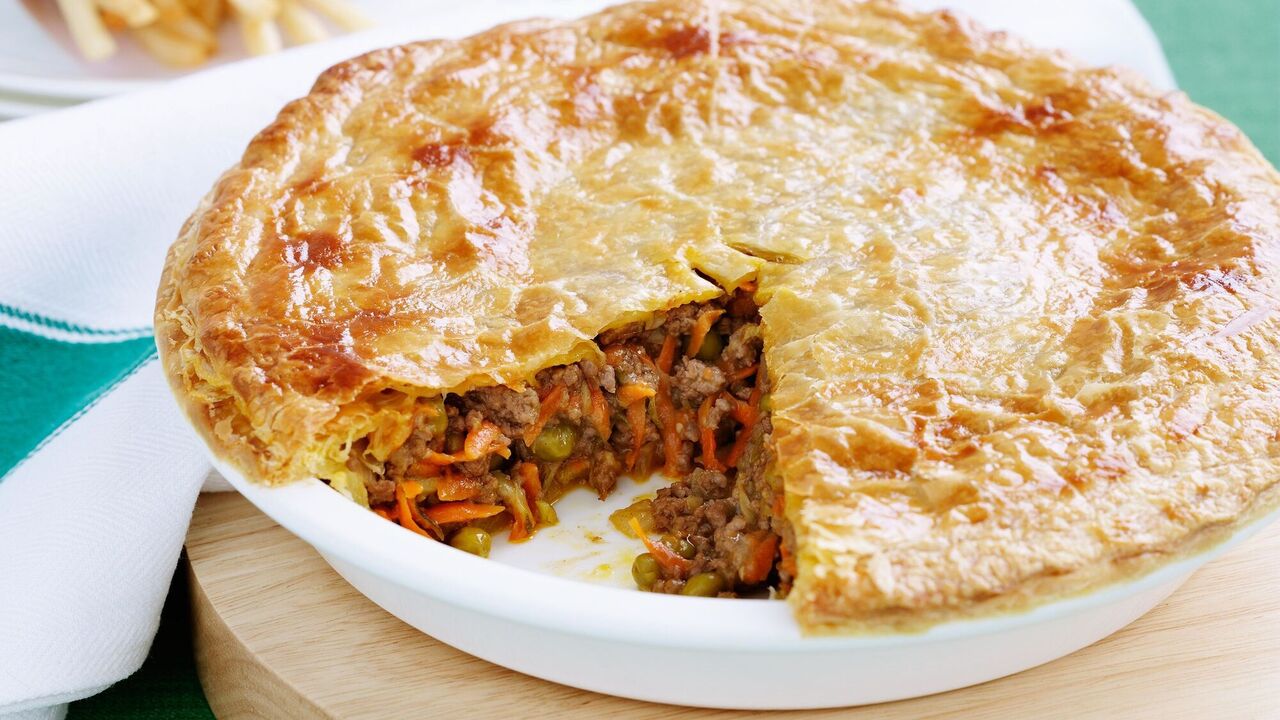 What to cook with potatoes and meat for lunch: a hearty pie in a hurry