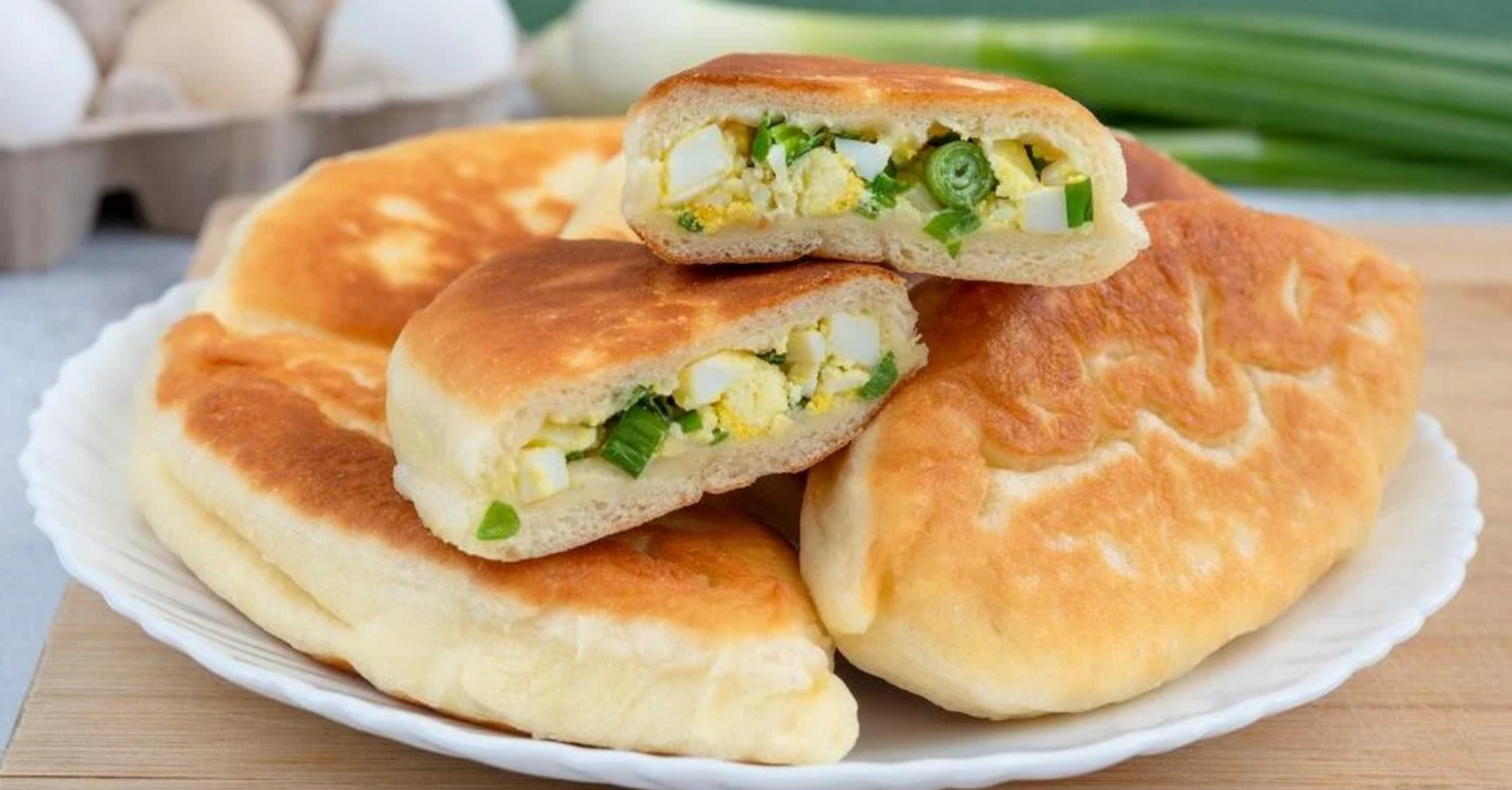 Fried golden pies with egg and onion: how to make the dough