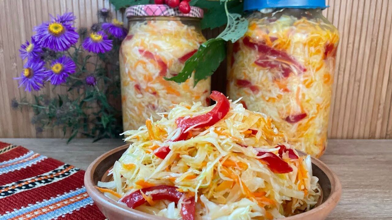 Sweet sauerkraut with peppers in 5 minutes: a recipe for a budget appetizer