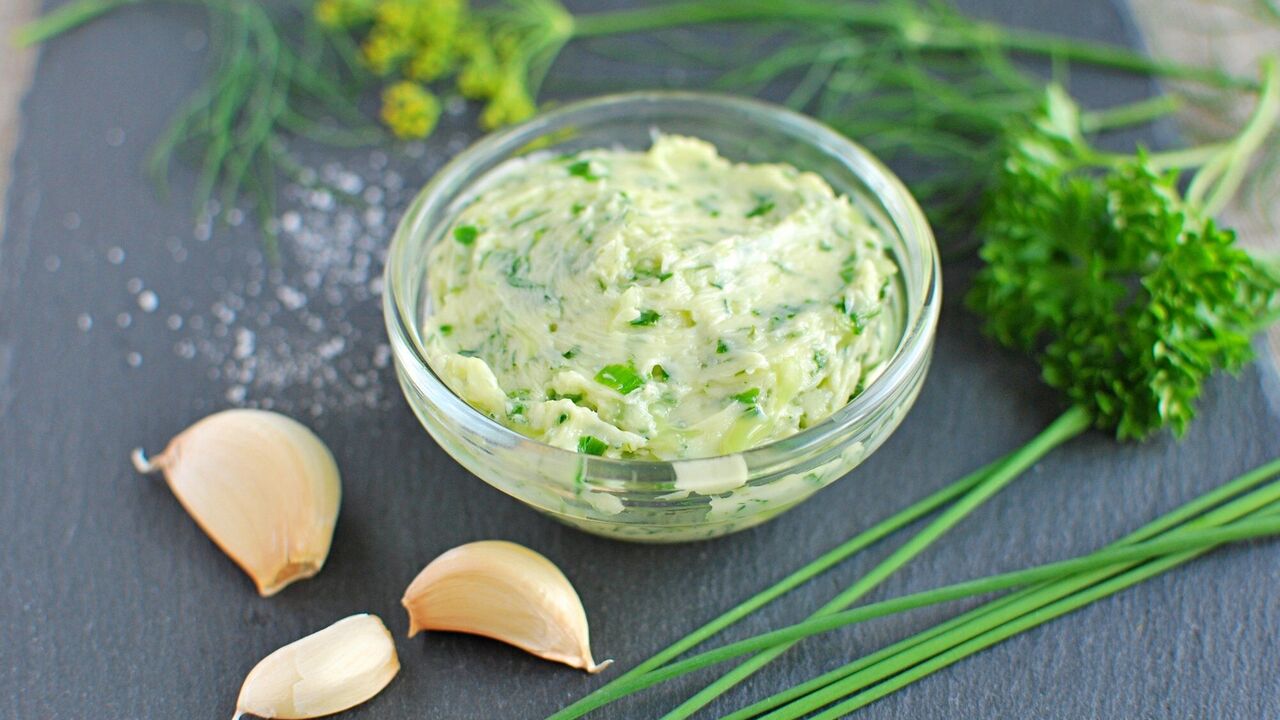 Tastier than any spread: a recipe for budget garlic butter on bread