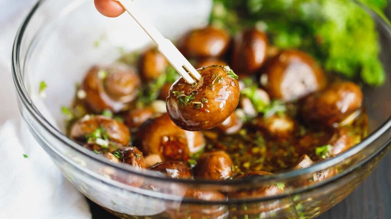 Marinated champignons in 7 minutes: how to make a quick and effective appetizer