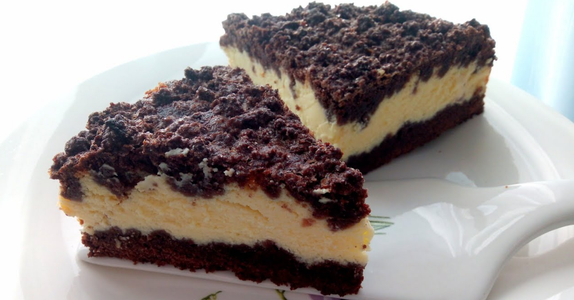 Chocolate grated pie with cottage cheese filling: a recipe for the simplest homemade dessert