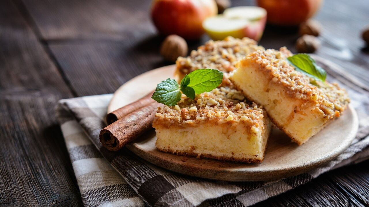 Apple and pear crumble