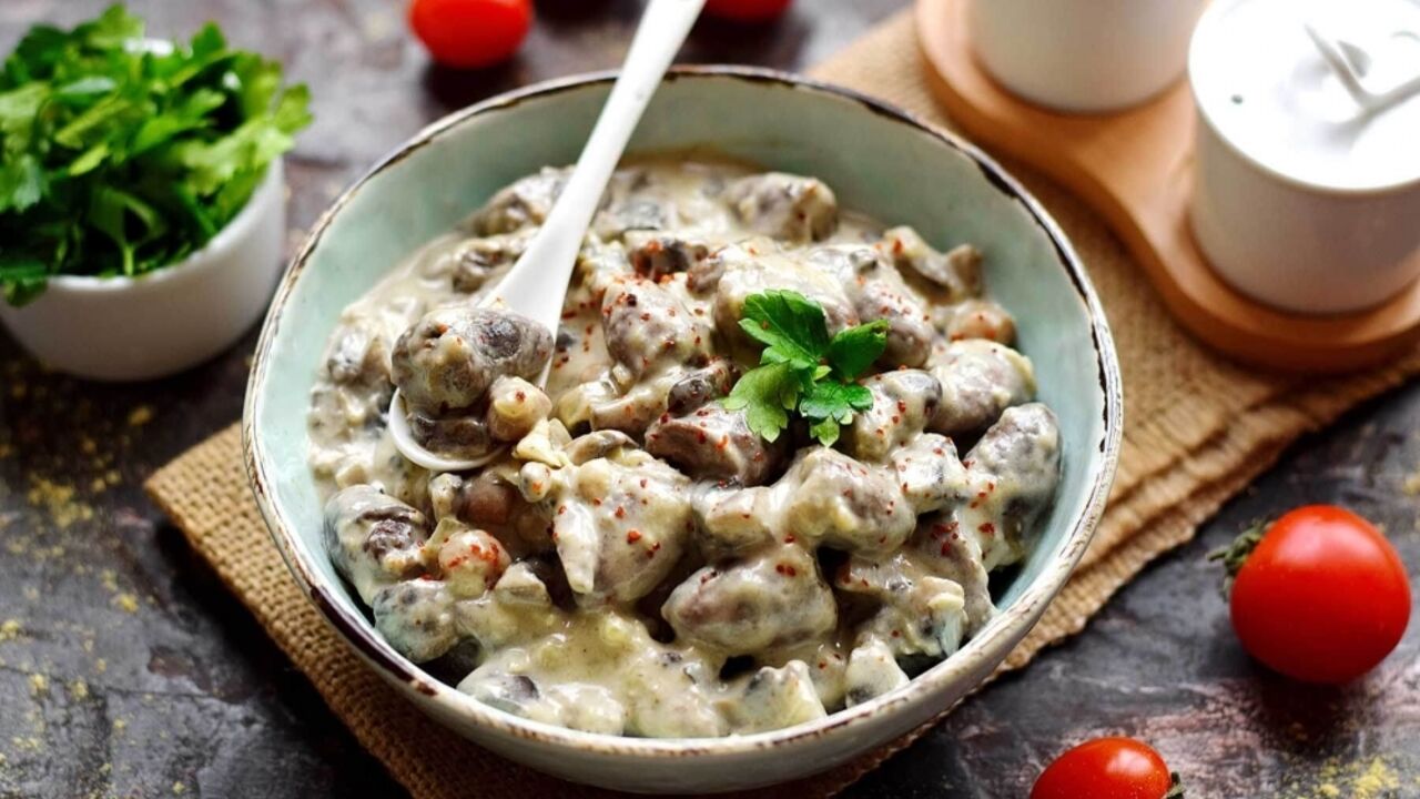 How to cook chicken hearts deliciously: a recipe for a budget appetizer in 20 minutes