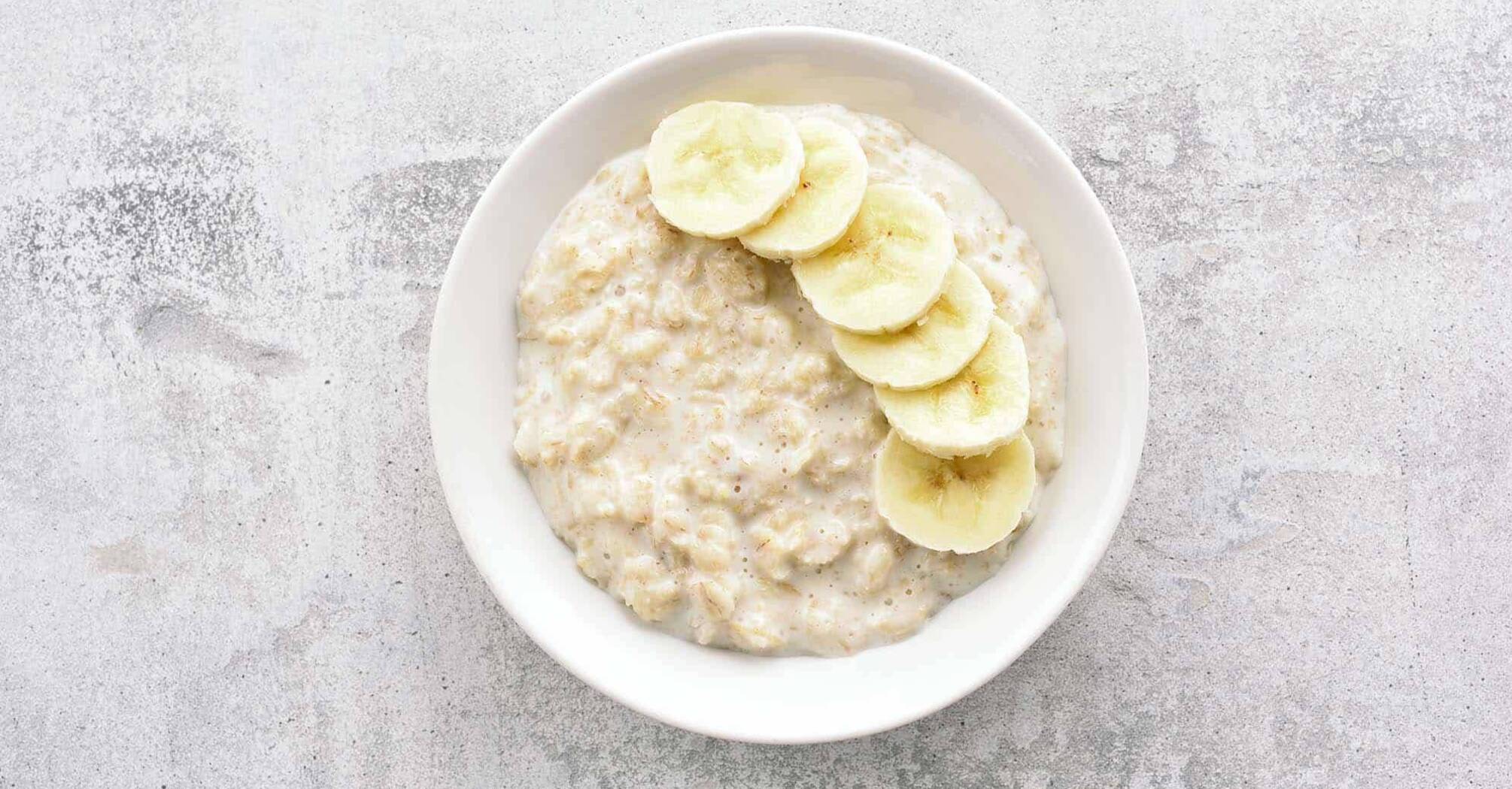 Oatmeal with milk and banana