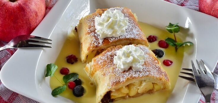 Jak zrobić klasyczny strudel z jabłkami: ciasto będzie miękkie i elastyczne