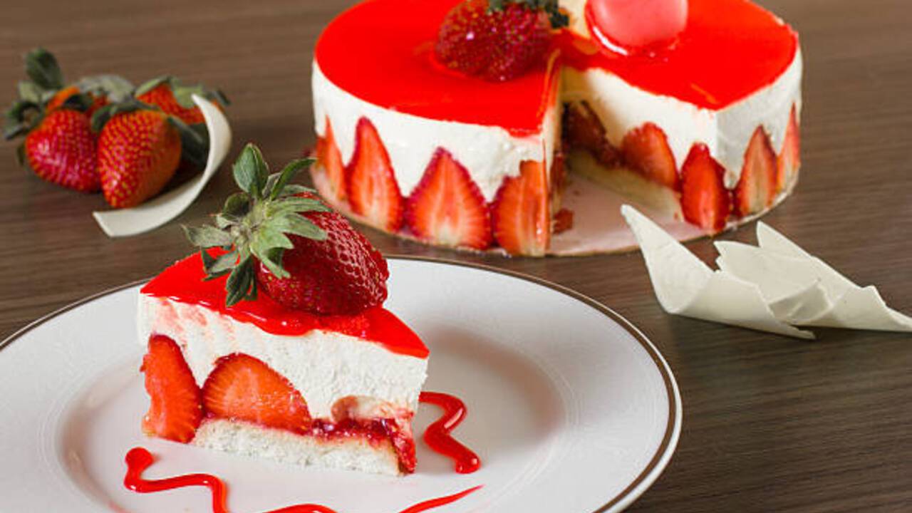 Light cake without dough and baking: we share the recipe for the simplest dessert