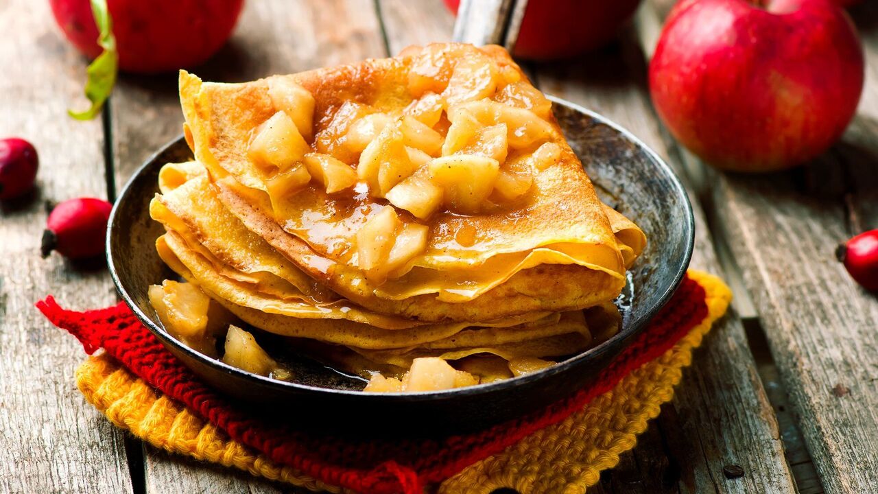 How to make thin pancakes from pumpkin: no need to add sugar