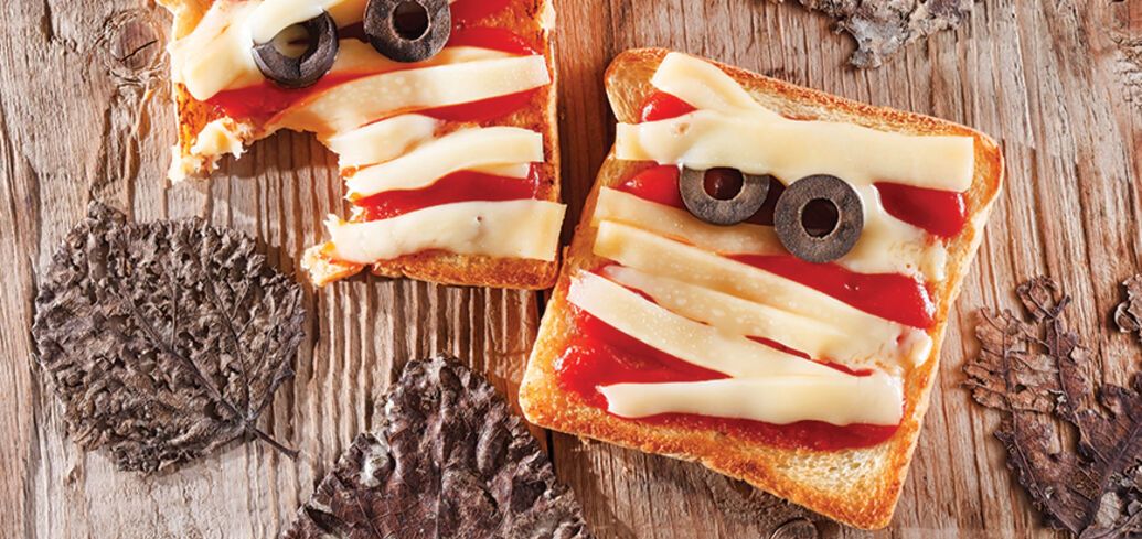 Mummy toast for Halloween: how to make a mystical appetizer in 10 minutes