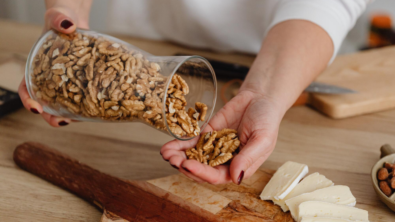How to store walnuts so that they do not spoil: all the nuances