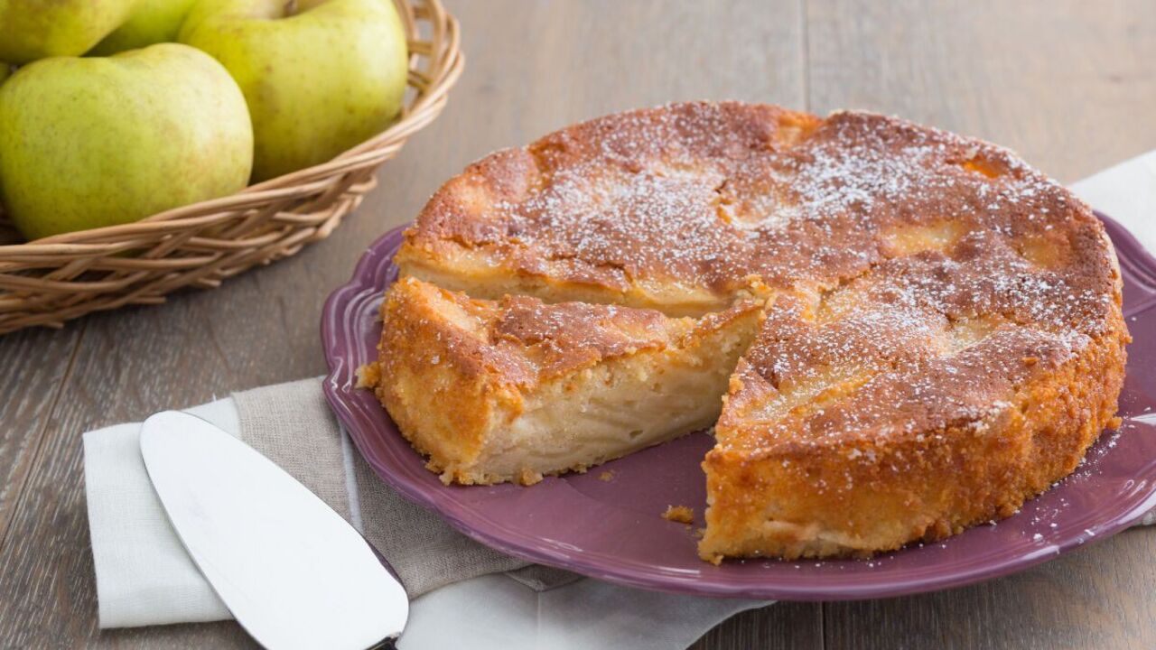The most delicious charlotte with a crispy crust on top: how to cook