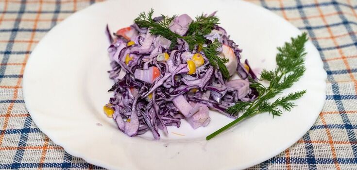 Healthy and light red cabbage salad: a recipe for a quick dinner