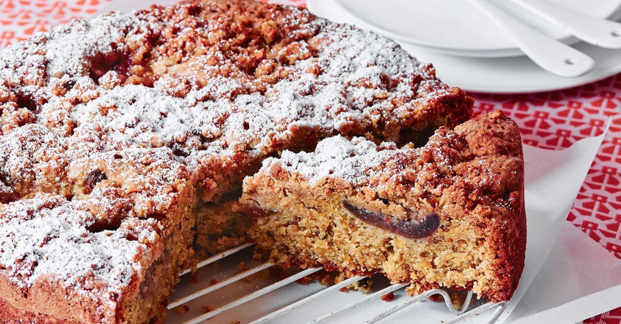 Plum and almond crumble: recipe for delicious dessert for tea