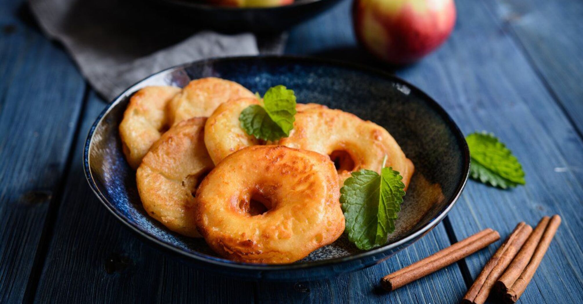 Dessert and snack at the same time: a recipe for delicious apple rings in batter