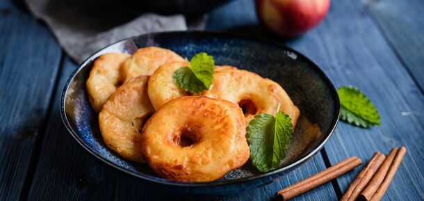 Dessert and snack at the same time: a recipe for delicious apple rings in batter