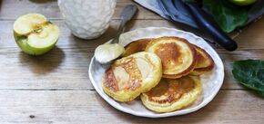Fluffy and juicy apple pancakes in 15 minutes: a sugar-free dough recipe