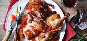 How to cook duck with plums: the meat is very soft and juicy