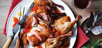 Jak gotować kaczkę ze śliwkami: mięso jest bardzo miękkie i soczyste