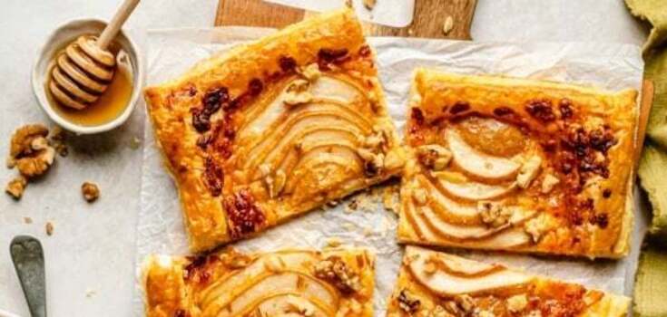 Crispy appetizer with pear and cheese on puff pastry: perfect for wine